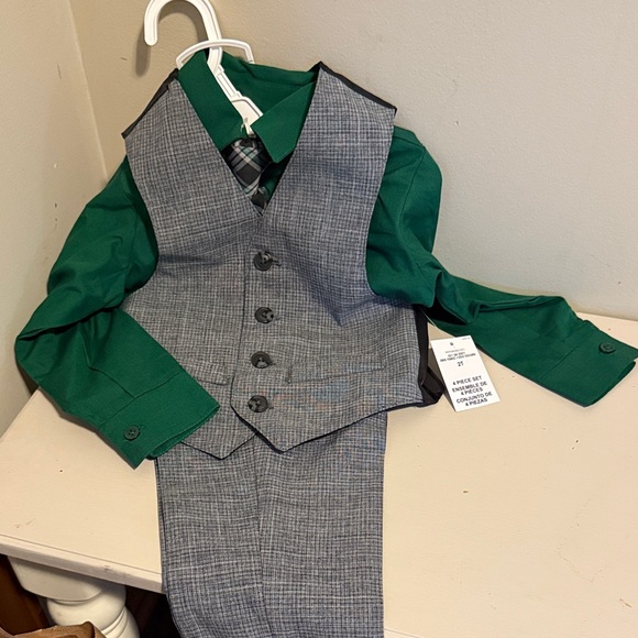 Van Heusen Other - Van Heusen Emerald Shirt with Charcoal Vest and Pants